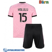 Fotballdrakt Barn Juventus Pierre Kalulu #15 Bortedraktsett 2026-27 Kortermet (+ Korte bukser)